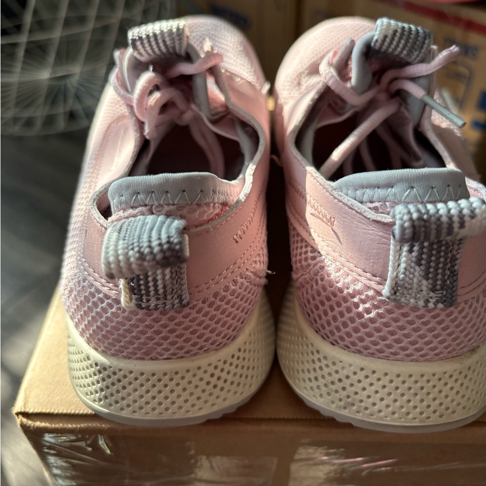 Women’s Pink Sperrys